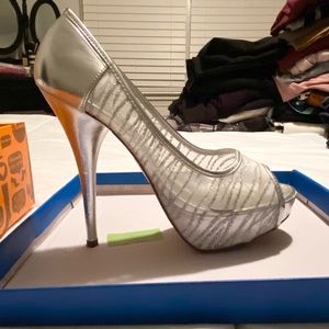 7.5 silver pumps